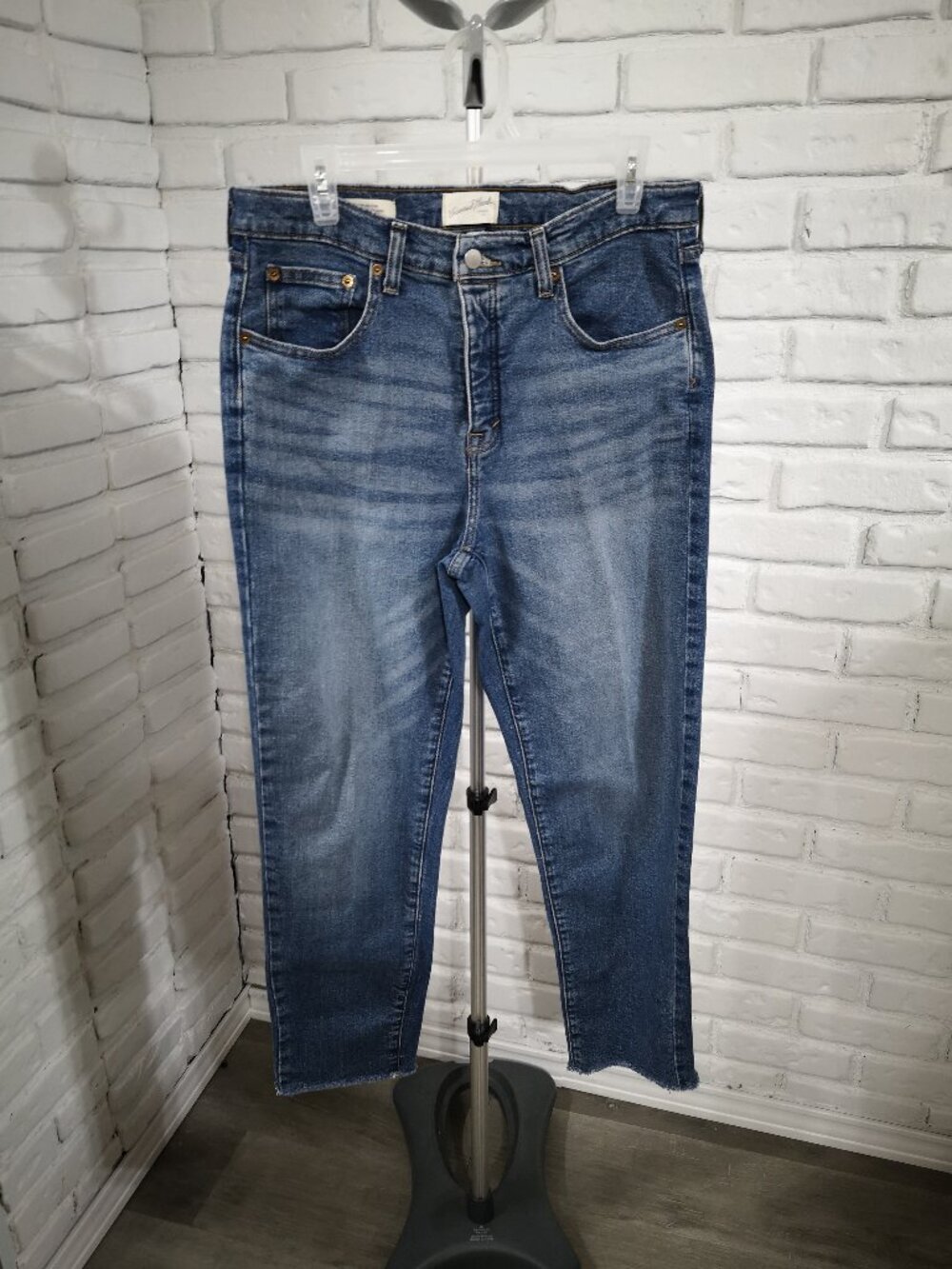 Universal Thread Ladies Size 14 Medium Wash Button Front Mid Rise 80's Slim Jean
